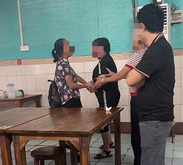 广西：相亲来两桌人花3800，男方发现女孩是已婚，把媒人拉去游街