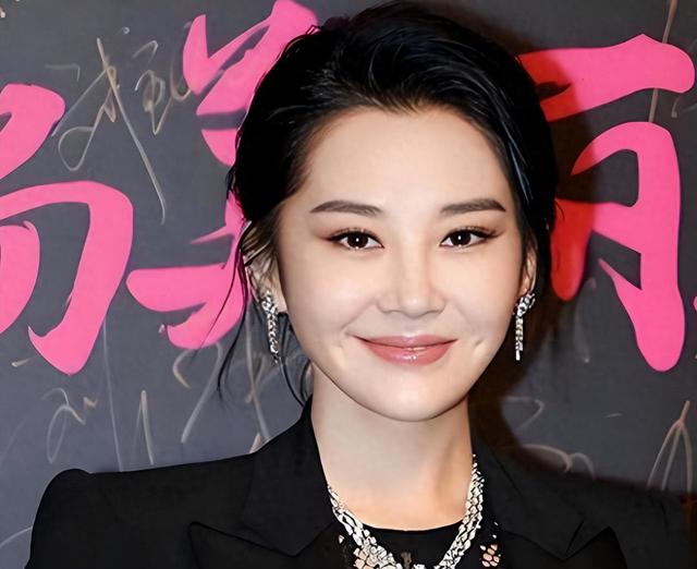 她一生 “风流成性、老少通吃”，撩汉无数，现如今56岁却依旧单身