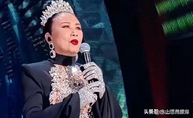 78岁连路都走不稳还开演唱会	，全网骂声一片，她却扬言回馈粉丝