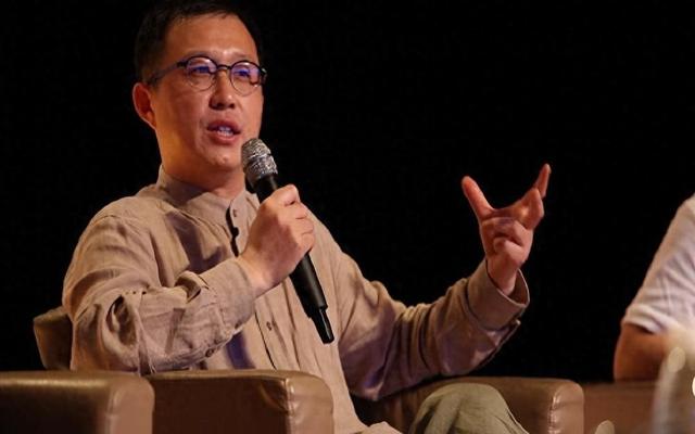出轨、背刺亲家，被赶出豪门，靠当“赘婿”爬上巅峰的他现状如何