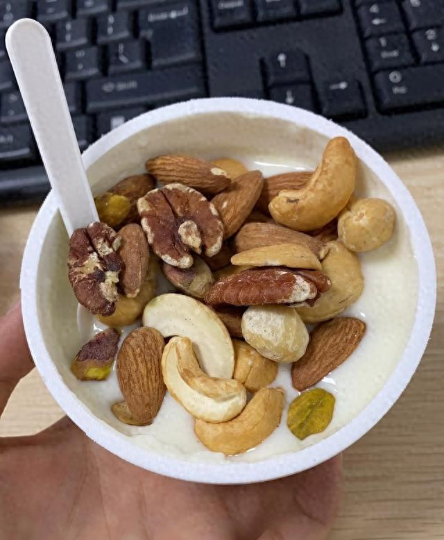 体重减到93，发现一个掉秤更快的方法：早上多蛋白，晚上少碳水