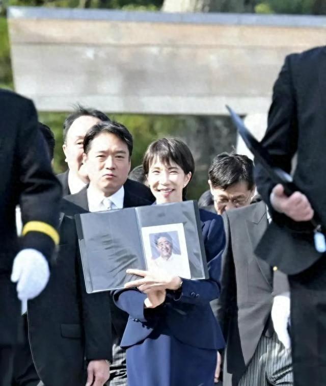 高市最担心事来了，中国通告全球：叫停日本稀土	，191国不许插手