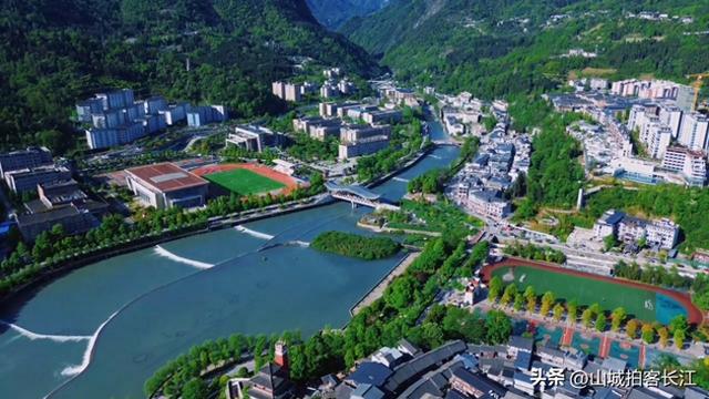 四川深藏大山“反差感”十足的镇，不仅场镇面积大，还有公办大学