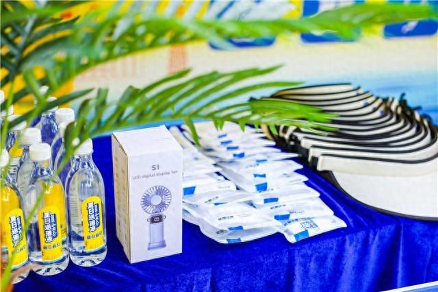 “和成天下·夏日送清凉”公益活动为杜甫江阁一线工作者送关怀