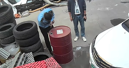 门口摆3个油桶被罚5万，官方通报：尚未作出处罚，已对执法人员批评教育