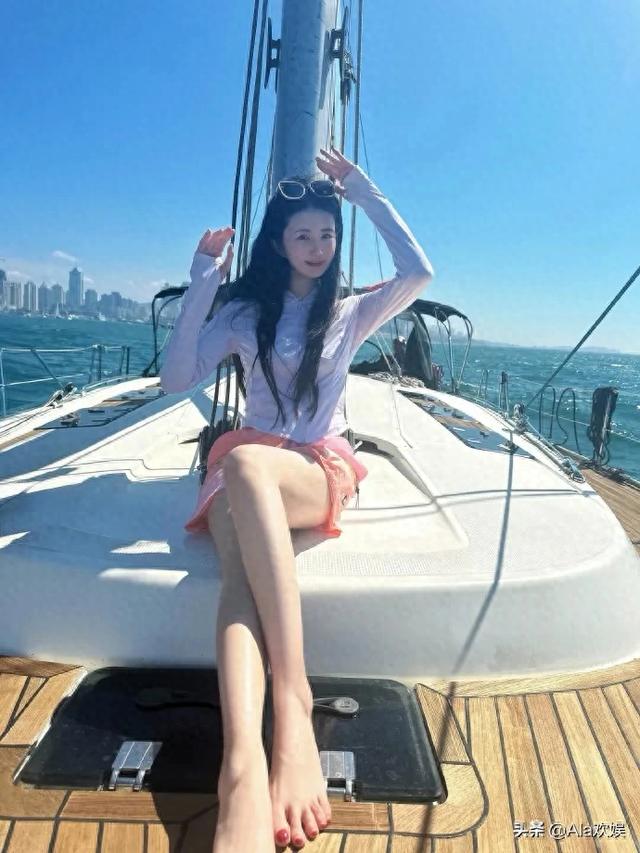 演员赵昕青岛度假，帆船上秀长腿，脚上的甲油太鲜艳了