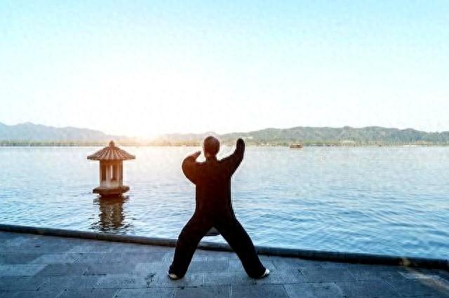 八段锦口诀，每式仅八个字，看懂了就能练到位！