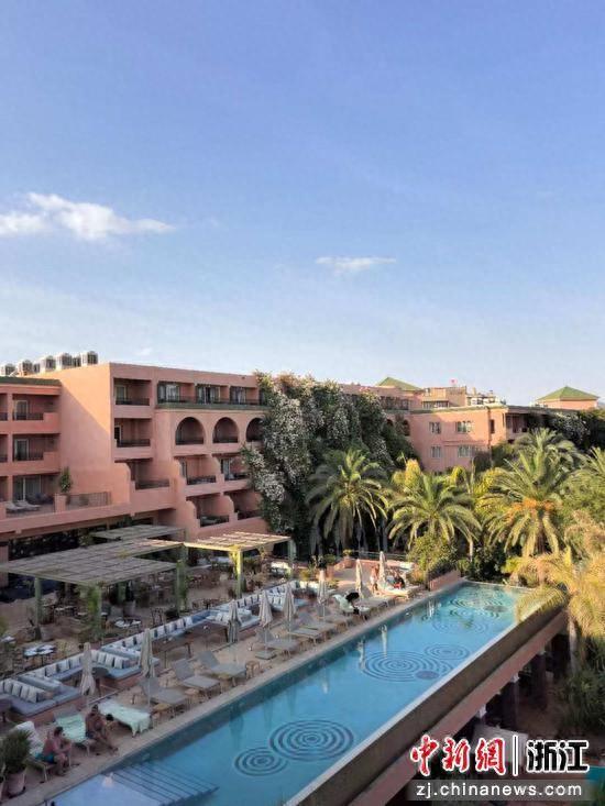 赭红与钴蓝：一座城的灵魂栖居