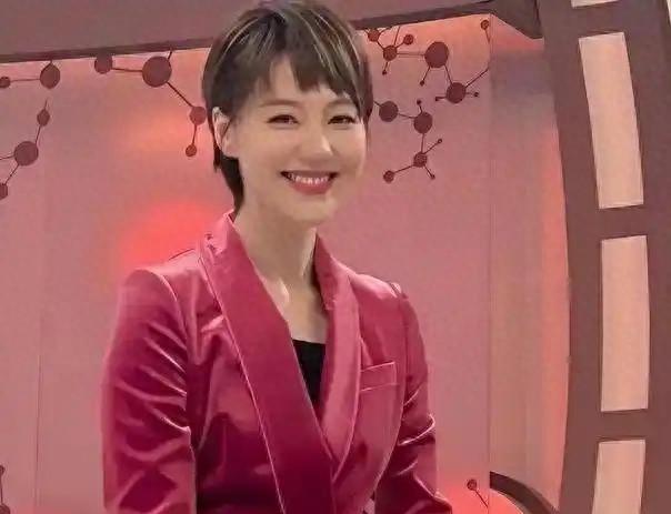 讨好大佬陪睡上位？遭央视“开除”？曾是央视女主持谣言有多荒唐