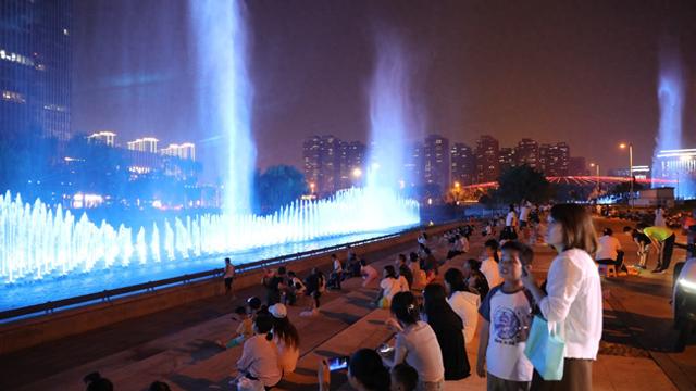 太原市民在长风商务区观赏音乐喷泉消暑纳凉