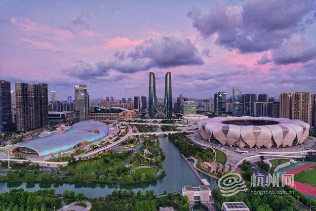 台风来临前的浪漫邂逅 昨夜杭州天空呈现“虹韵紫”（组图）