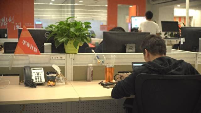 阿里第一代程序员“扫地僧”多隆离职:三人团队起步,亲手打造淘宝雏形,25年辉煌落幕,身家26亿