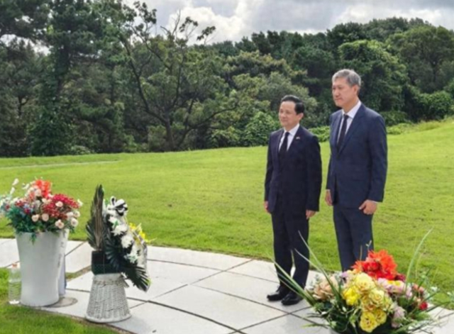 阅兵前夕，中方罕见祭扫韩国前总统墓地，李在明为何突然强烈反应？背后原因令人深思