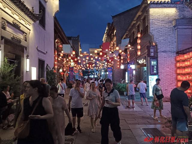 福地怀化 懂你如家 | 夜游洪江古商城：灯笼映古城 烟火漫街巷