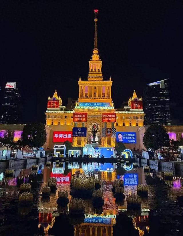 淘书逛展、夜游夜市、盖章打卡……上海书展的快乐，弥漫在整座城市→