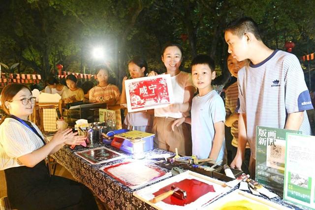 咸宁国庆现“穿越”热潮 游客沉醉千年时光忘归途