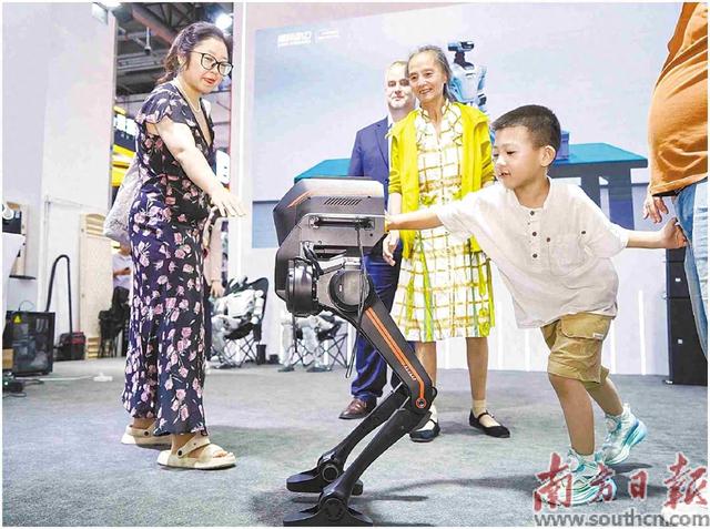 能娱乐能干活！广东硬核科技在世界机器人大会引关注