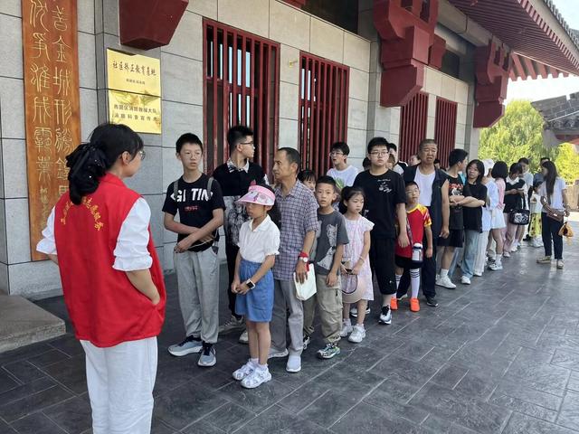 福利路街道兰化25街区社区开展“触摸历史脉络 赓续文化薪火”主题体验活动