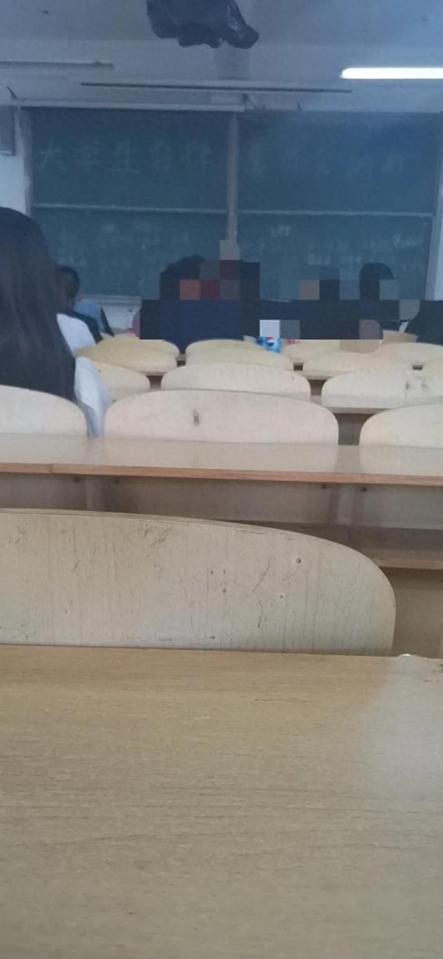 进大学学生会如何写个人简介（大学生面试学生会或者社团自我介绍）