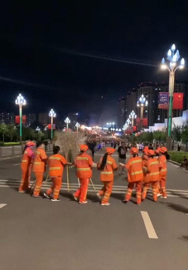 西昌火把节游客散去后，环卫工人跳舞过节感动网友 环卫部门：900余人通宵清扫