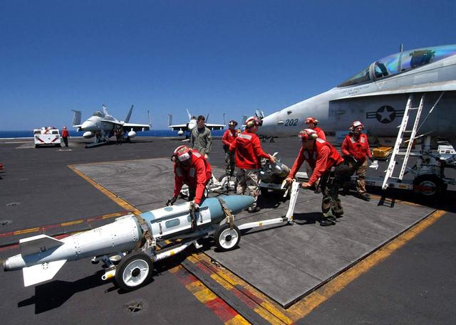 特朗普终于迈出这一步，F18“破门而入”，委内瑞拉还能撑多久？