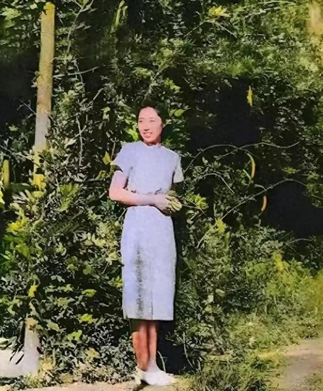 刘少奇的夫人王光美有多美？1940年在大学留影，那年19岁气质非凡
