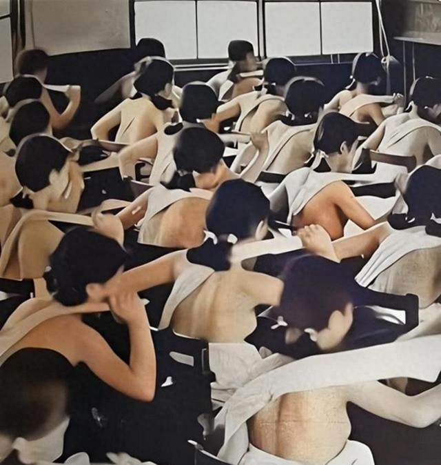 照片里的她们一丝不挂，教室冷得像冰窖	，却没人敢哭。