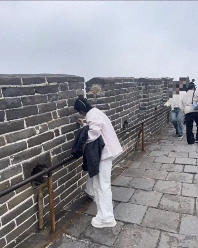 女子在八达岭长城刻字，被劝后仍不停，警方回应