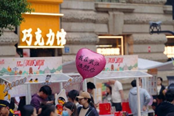 舌尖感受武汉城市魅力，游客攥着美食攻略钻进老街深巷