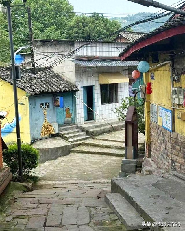 成都龙泉山下，最低调的古场镇，停留在80年前，公交车1元直达！