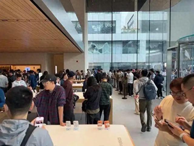 iPhone17系列今日开售，场面火爆！