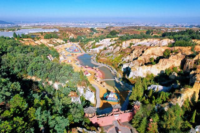 云南曲靖彩色沙林，一处凝固的彩虹秘境，漫步亿万年的时空隧道