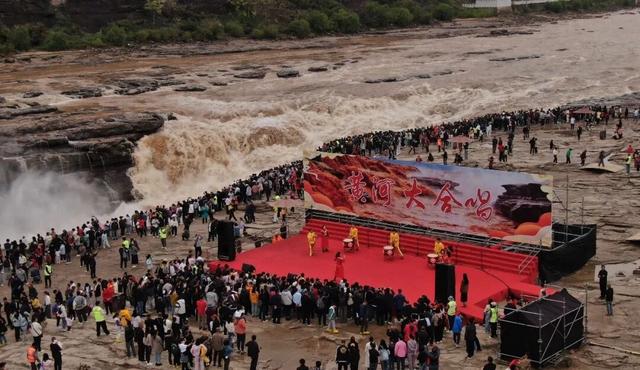 双节临汾文旅 “火出圈”：壶口瀑布、大槐树等景区客流爆棚