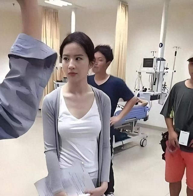 仔细看刘亦菲卸妆后的样子，你会发现了什么？你看，皮肤看不到