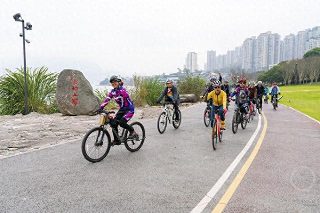 骑行环湖绿道 览城市美景