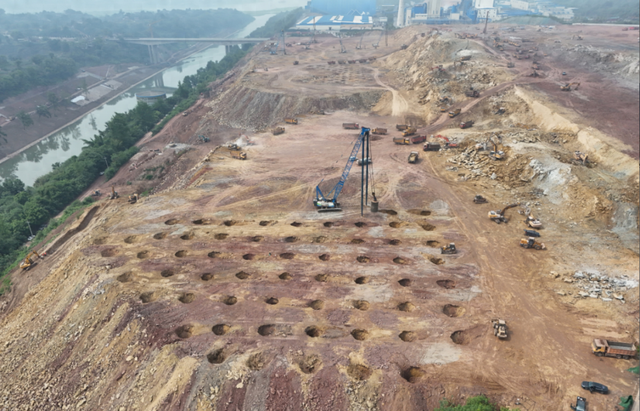 宇通重装携手重庆红岩维新，打造 30000KN・m 超大夯击能行业新标杆