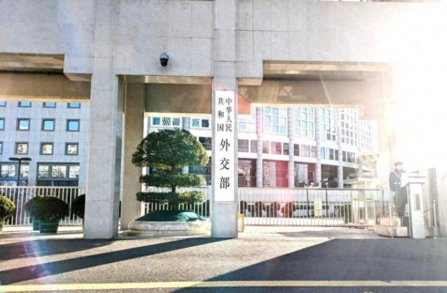 中方对美采取必要反制措施，多项合作暂停，美方回应引发关注