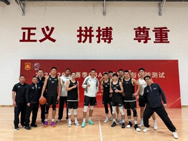 翟晓川晒球队合影：又是一年CBA体测 保持训练就会有好的结果！