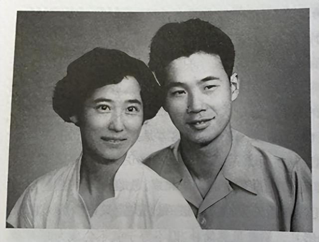 李鹏总理儿媳罕见留影，五官端正长相大气，爷爷功勋卓著比肩元帅