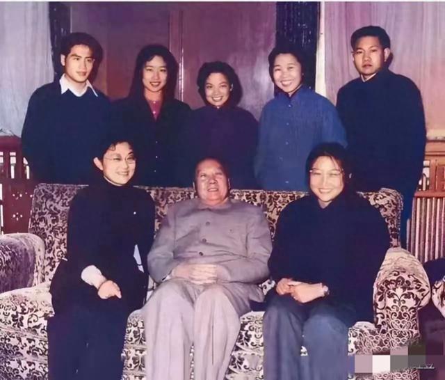 这是毛主席80岁生日，与两个女儿和工作人员们一起的合影留念照片