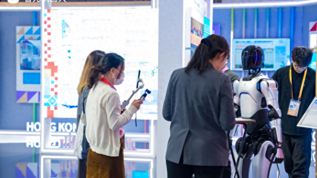 智元机器人进博会跳非遗“手狮舞”，“灵创” 内容创作平台首次开放公众体验