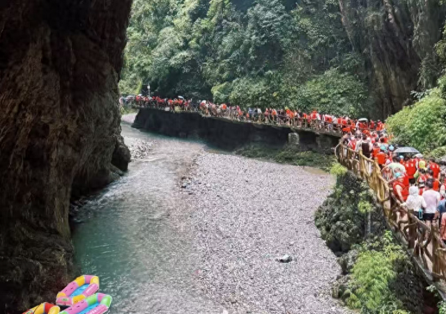 贵州水银河漂流遇暴雨游客步行出谷？景区回应：安保护送撤离，将全额退票
