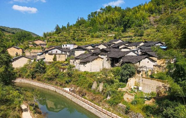 安徽这座古村落，像一个被时光遗忘的秘境，藏着最原始的浪漫