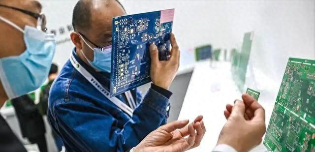 中日贸易战将至？麻生太郎定调，高市拟下禁令，中方先行出手反制