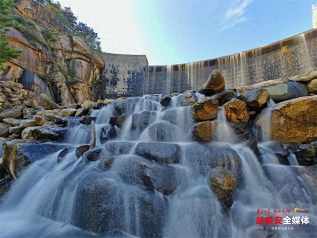 泰山东御道未央湖：一湖碧水落玉帘 山水秘境引客来
