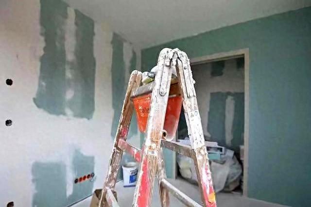 西安48岁油漆工地下室独自刷漆20小时中毒身亡，顶梁柱倒下 家属…