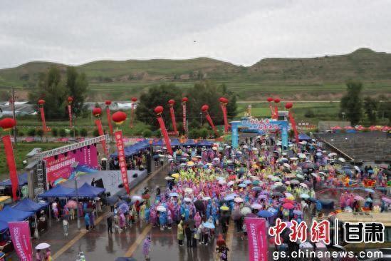 央媒看武威丨古浪公安用“藏蓝担当”护航古丰花海徒步走活动