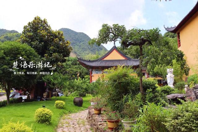 浙江宁波这个古村藏于山谷，千年古寺与清溪相对而居，幽静古朴