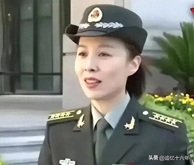 女航天员王亚平大校，最新全家福照片，老公一表人才，女儿长大了
