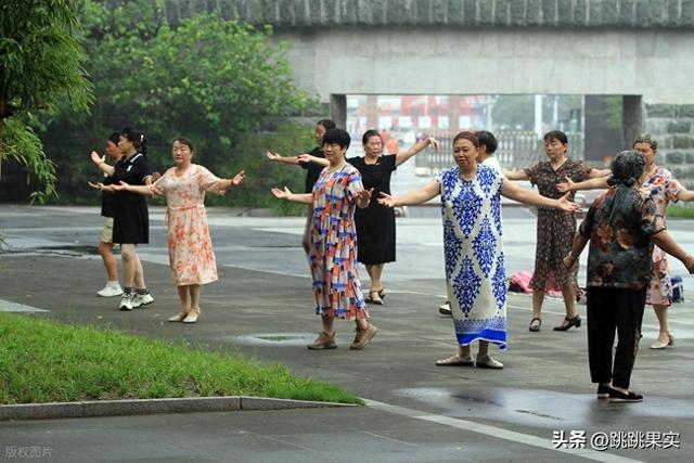 退休老人比00后还会玩？真不是夸张！